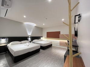 Habitación cuádruple familiar | Escritorio y espacio para trabajar con laptop 