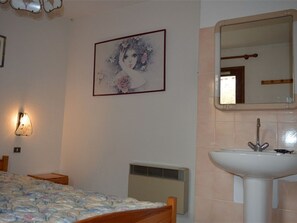 Bathroom - Charming T2 Cabin with Parking in Font-Romeu (Font-Romeu-Odeillo-Via)