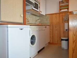 Réfrigérateur, micro-ondes, lave-vaisselle, cafetiÚre/bouilloire