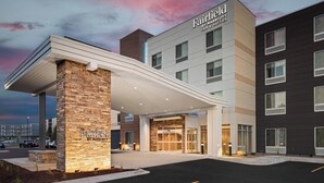A Marriott Fairfield hotel with a modern design, featuring a prominent entrance, a covered area, and a parking lot. - Fairfield Inn & Suites by Marriott Duluth (Duluth)