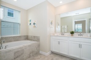 Bathtub, hair dryer, towels - NI769 Champions Gate Condo 2Bedrooms 2Bathrooms Free Waterpark (Kissimmee)