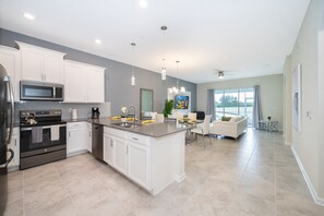 Fridge, microwave, oven, stovetop - NI769 Champions Gate Condo 2Bedrooms 2Bathrooms Free Waterpark (Kissimmee)