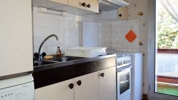 Frigorífico, microondas, horno y lavavajillas