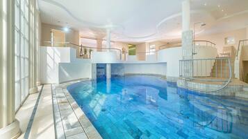 Innendørsbasseng og et oppvarmet basseng