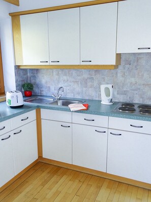 Kühlschrank, Mikrowelle, Wasserkocher mit Kaffee-/Teezubehör