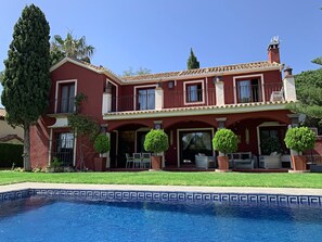 Exterior - VILLA NABRISA MARBELLA, 5 BEDROOM, PRIVATE POOL, GARDEN, BBQ (Marbella)
