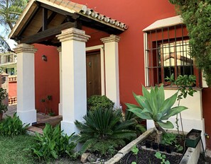 Exterior detail - VILLA NABRISA MARBELLA, 5 BEDROOM, PRIVATE POOL, GARDEN, BBQ (Marbella)