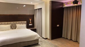 In-room safe, soundproofing, iron/ironing board, free WiFi - Hotel President (Ujjain)