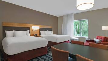 Espacio para trabajar con laptop y cortinas blackout