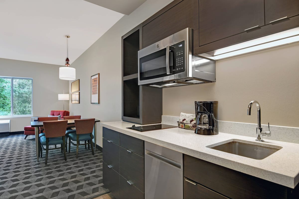 Studio, 2 Queen Beds | Private kitchen