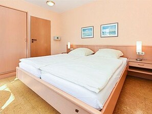1 bedroom, in-room safe, WiFi - Double room non-smoking category I - Double room in the Hotel-Pension (Esens)