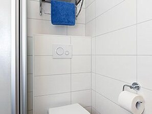 Suihku, hiustenkuivaaja, saippua, vessapaperi