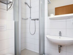 Dusche, Haartrockner, Seife, Toilettenpapier