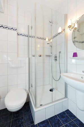 Unclassified image, 3 of 55, button - Double room non-smoking category I - Double room in the Hotel-Pension (Esens)