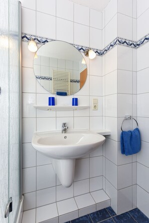 Unclassified image, 5 of 19, button - Double room non-smoking - Double room category III in the Hotel-Pension (Esens)