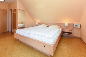 Unclassified image, 4 of 19, button - Double room non-smoking - Double room category III in the Hotel-Pension (Esens)