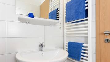 Douche, sĂšche-cheveux, savon