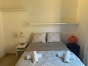 1 chambre, fer et planche à repasser, lits bébé (gratuits)