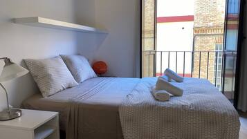 1 quarto, ferros/tábuas de passar roupa, berços grátis