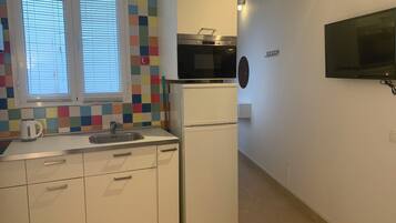 Microondas, cafetera/tetera, tostadora, utensilios de cocina