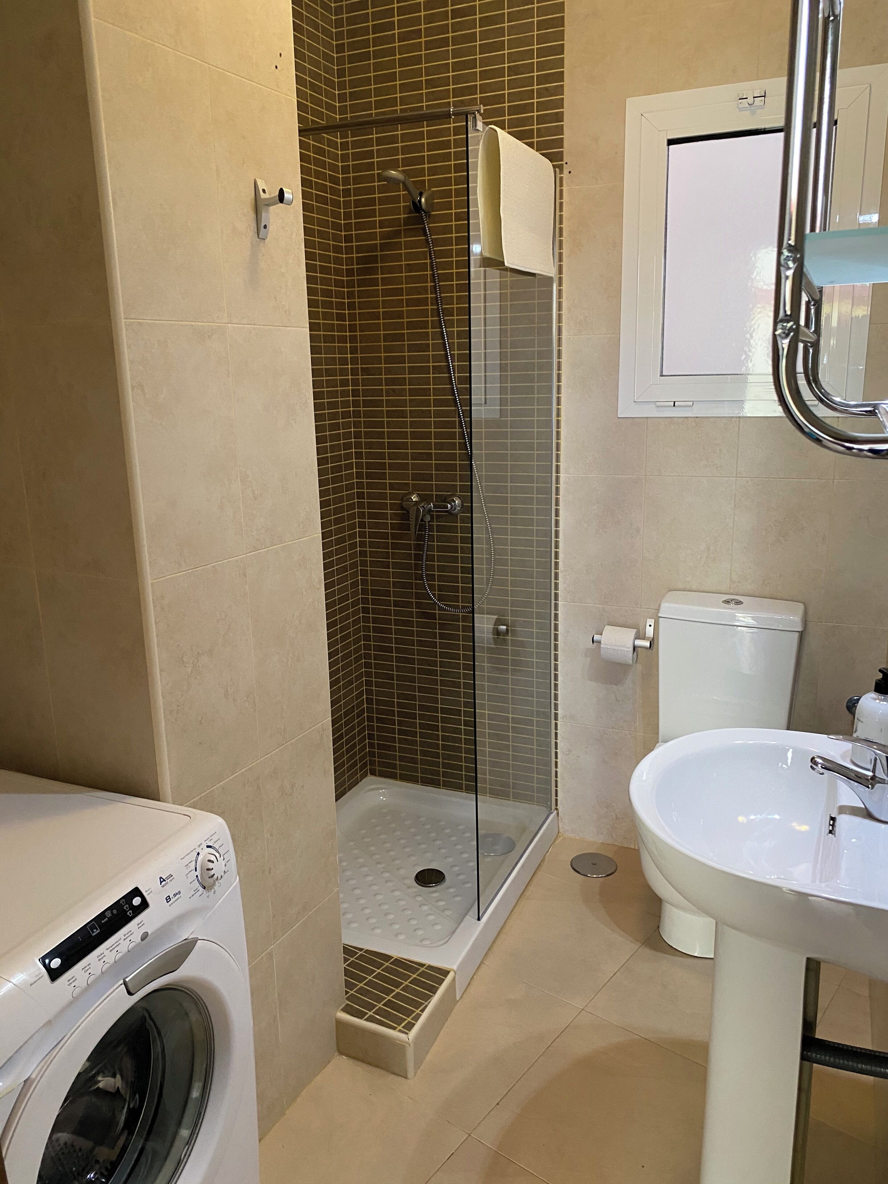 Douche, sèche-cheveux, serviettes fournies, savon