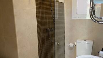 Douche, sèche-cheveux, serviettes fournies, savon
