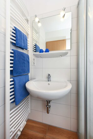 SĂšche-cheveux, savon, papier toilette