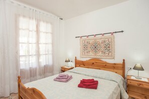 3 habitaciones, tabla de planchar con plancha y ropa de cama 