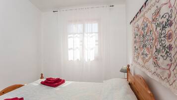 3 bedrooms, iron/ironing board, bed sheets