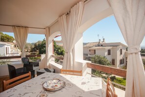 Outdoor dining - Apartment “Vista Mare” close to the Beach with Sea View, Balcony & Garden (Sarroch)