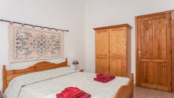 3 dormitorios, tabla de planchar con plancha, ropa de cama