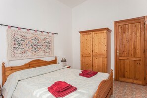 3 chambres, fer et planche à repasser, literie fournie