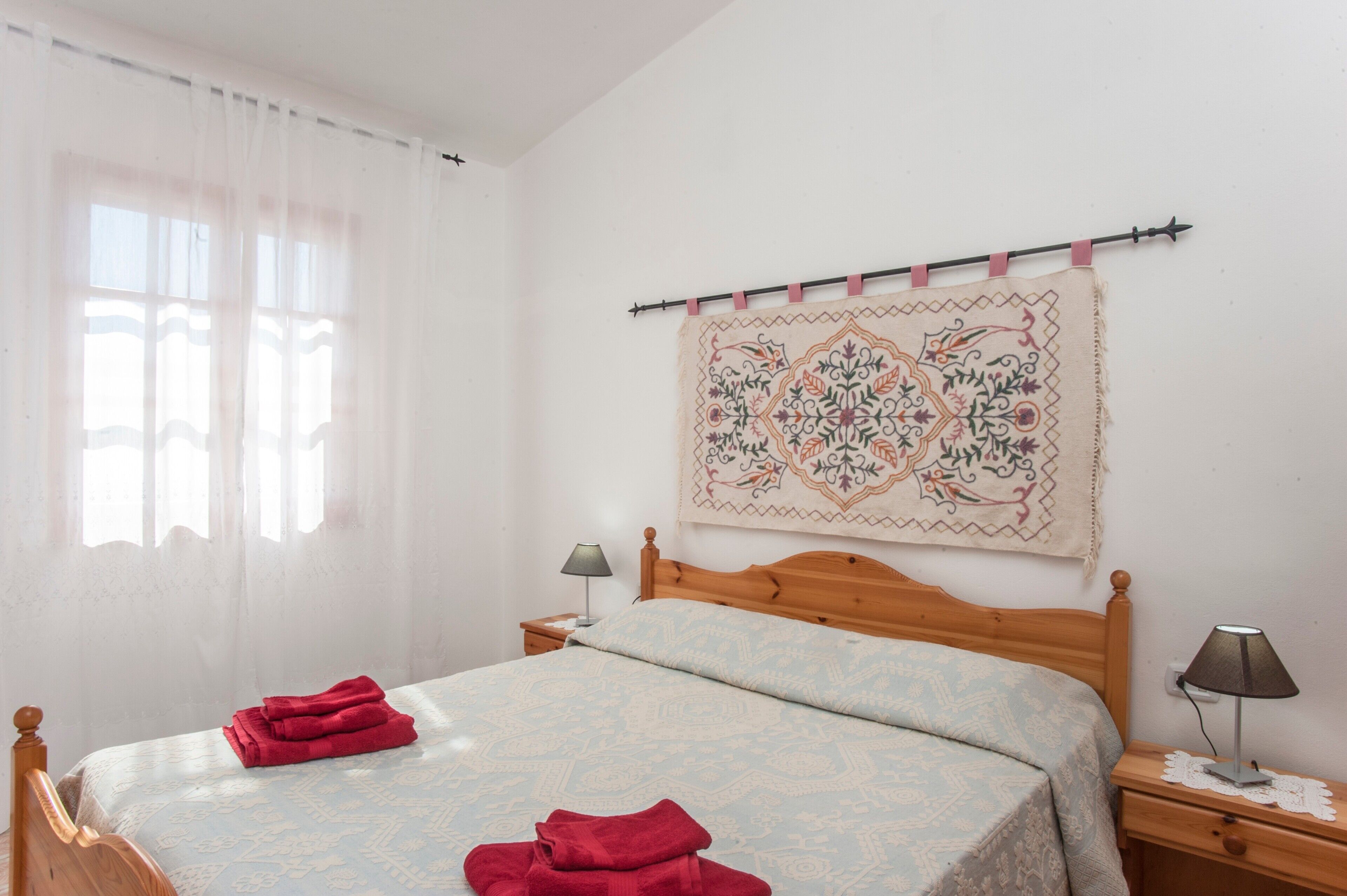 3 bedrooms, iron/ironing board, bed sheets