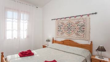 3 bedrooms, iron/ironing board, bed sheets