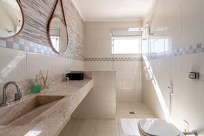 Een douche, een haardroger, zeep, shampoo