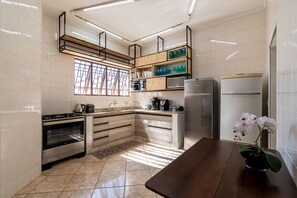 冷蔵庫、電子レンジ、オーブン、コンロ