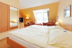 Unclassified image, 2 of 26, button - Double room non-smoking category II - Double room in the Hotel-Pension (Esens)