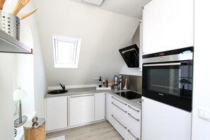 Fridge, oven, dishwasher, coffee/tea maker