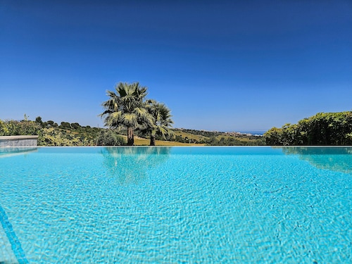 Luxurious Frontline Golf Villa with infinity pool and sea-view