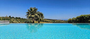 Luxurious Frontline Golf Villa with infinity pool and sea-view