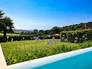 Property grounds - Luxurious Frontline Golf Villa with infinity pool and sea-view (Estepona)