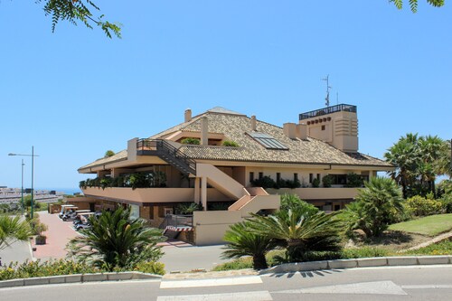 Luxurious Frontline Golf Villa with infinity pool and sea-view
