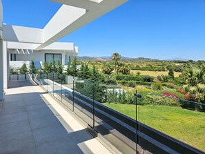 Property grounds - Luxurious Frontline Golf Villa with infinity pool and sea-view (Estepona)