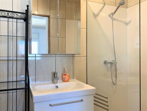 Bruser, hårtørrer, bidet, Sæbe