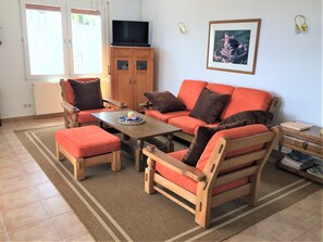 Een televisie, een dvd-speler en boeken