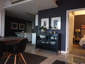 Classic-Apartment | Wohnbereich | 32-Zoll-Flachbildfernseher mit Satellitenempfang, Fernseher, Netflix