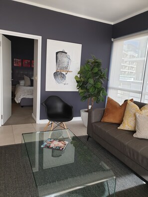 Classic-Apartment | Wohnbereich | 32-Zoll-Flachbildfernseher mit Satellitenempfang, Fernseher, Netflix