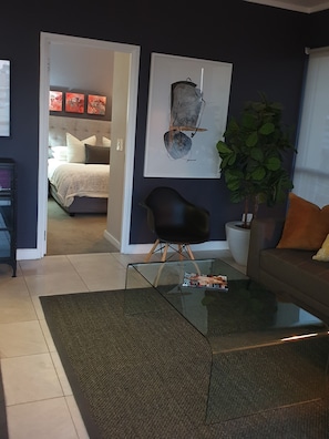 Classic-Apartment | Wohnbereich | 32-Zoll-Flachbildfernseher mit Satellitenempfang, Fernseher, Netflix