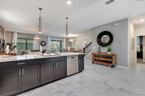 Microondas, horno, parrilla de estufa y lavavajillas 