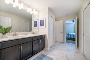 8 habitaciones y espacio para trabajar con laptop 